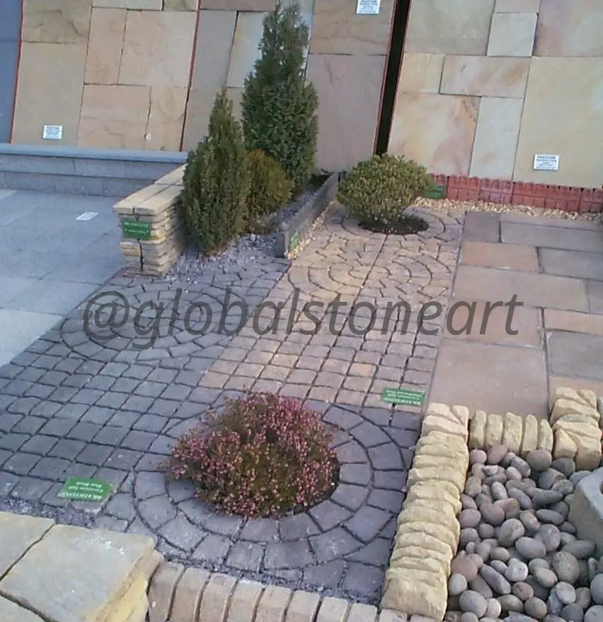 Cobble Setts Circle Paving with Sandstone Borders for Garden