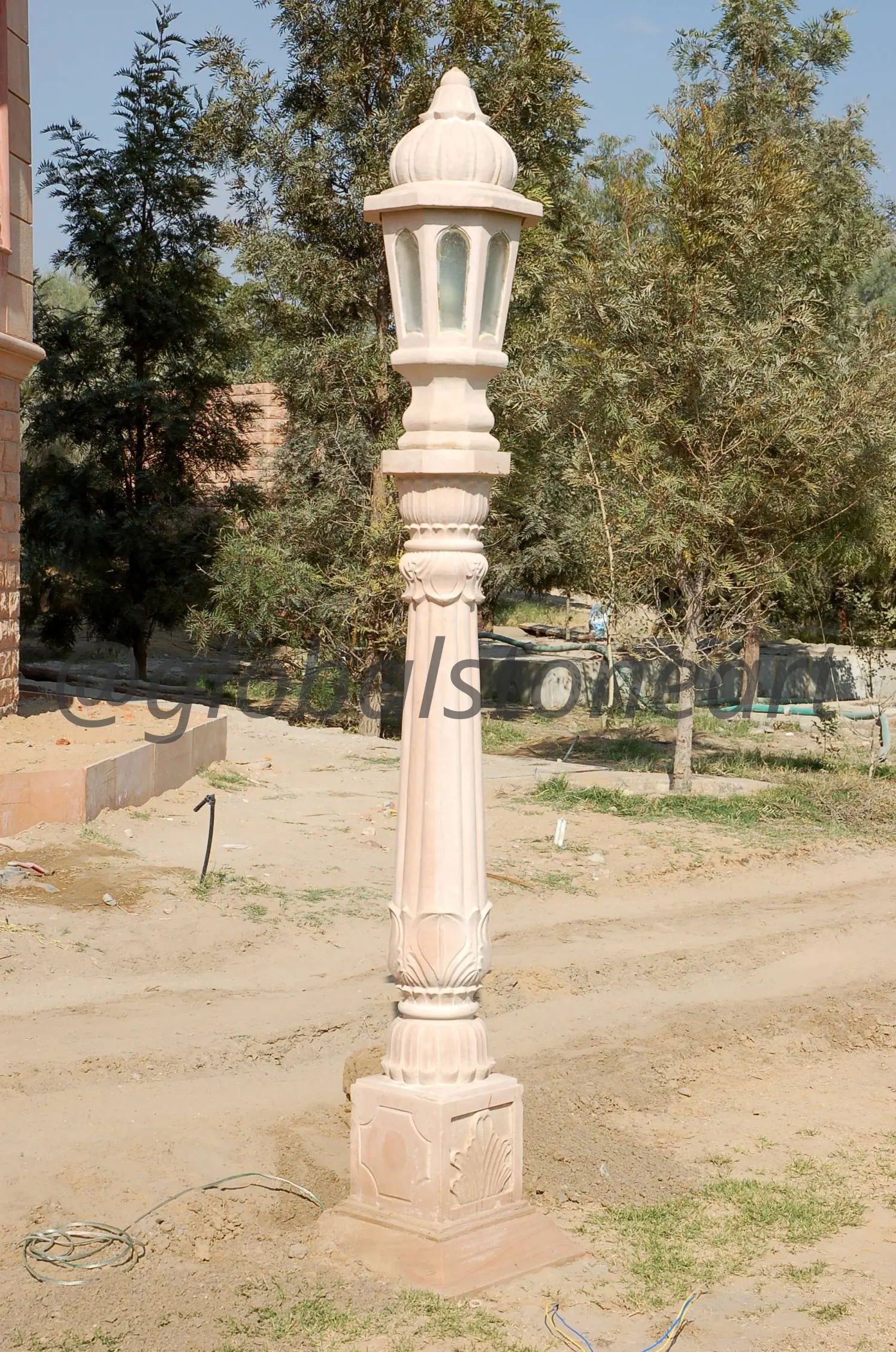 Pink Sandstone Carved Lamp Post Pillar for Garden Pathway