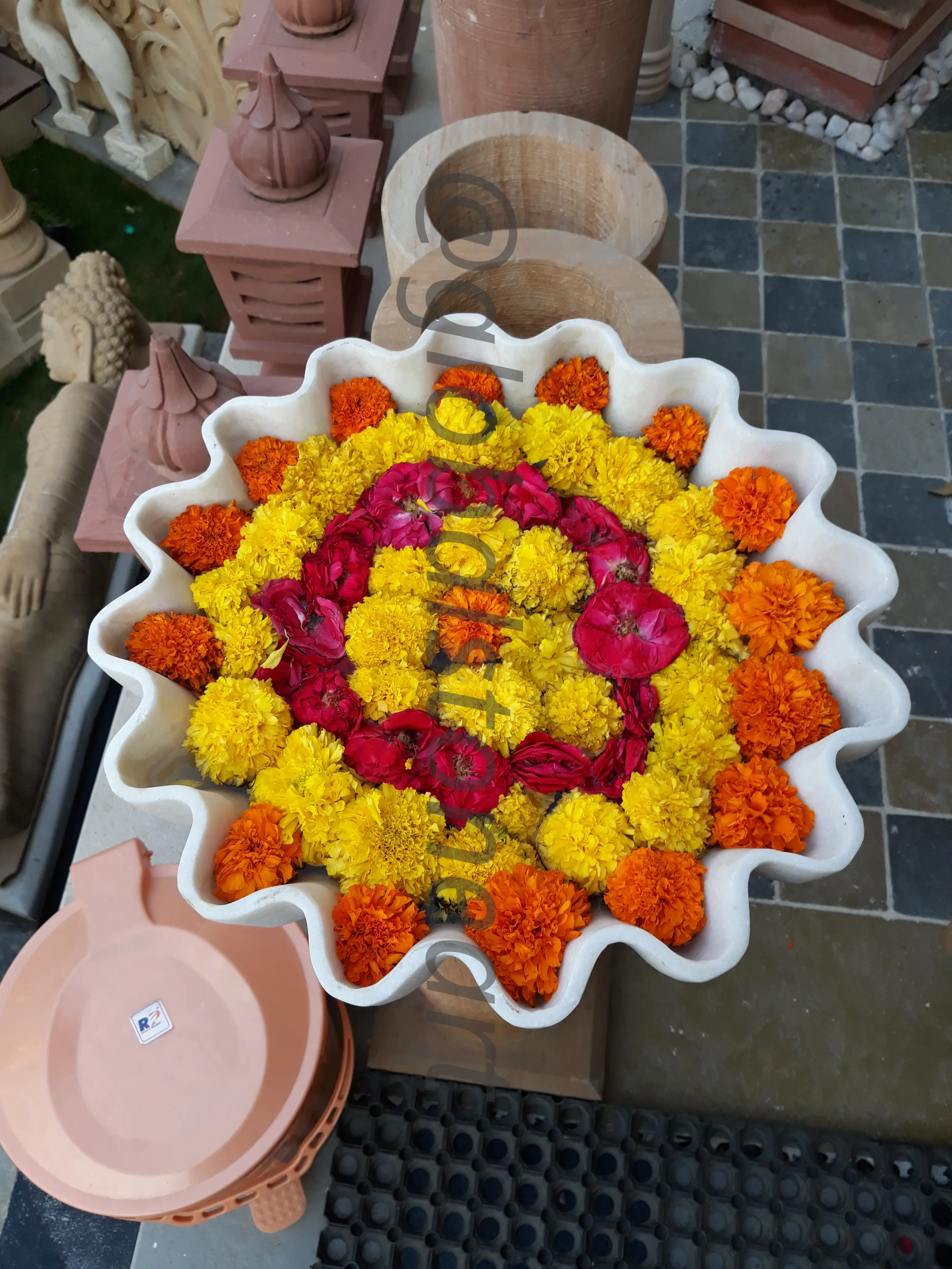 White Marble Wavy Urli with Floating Marigold