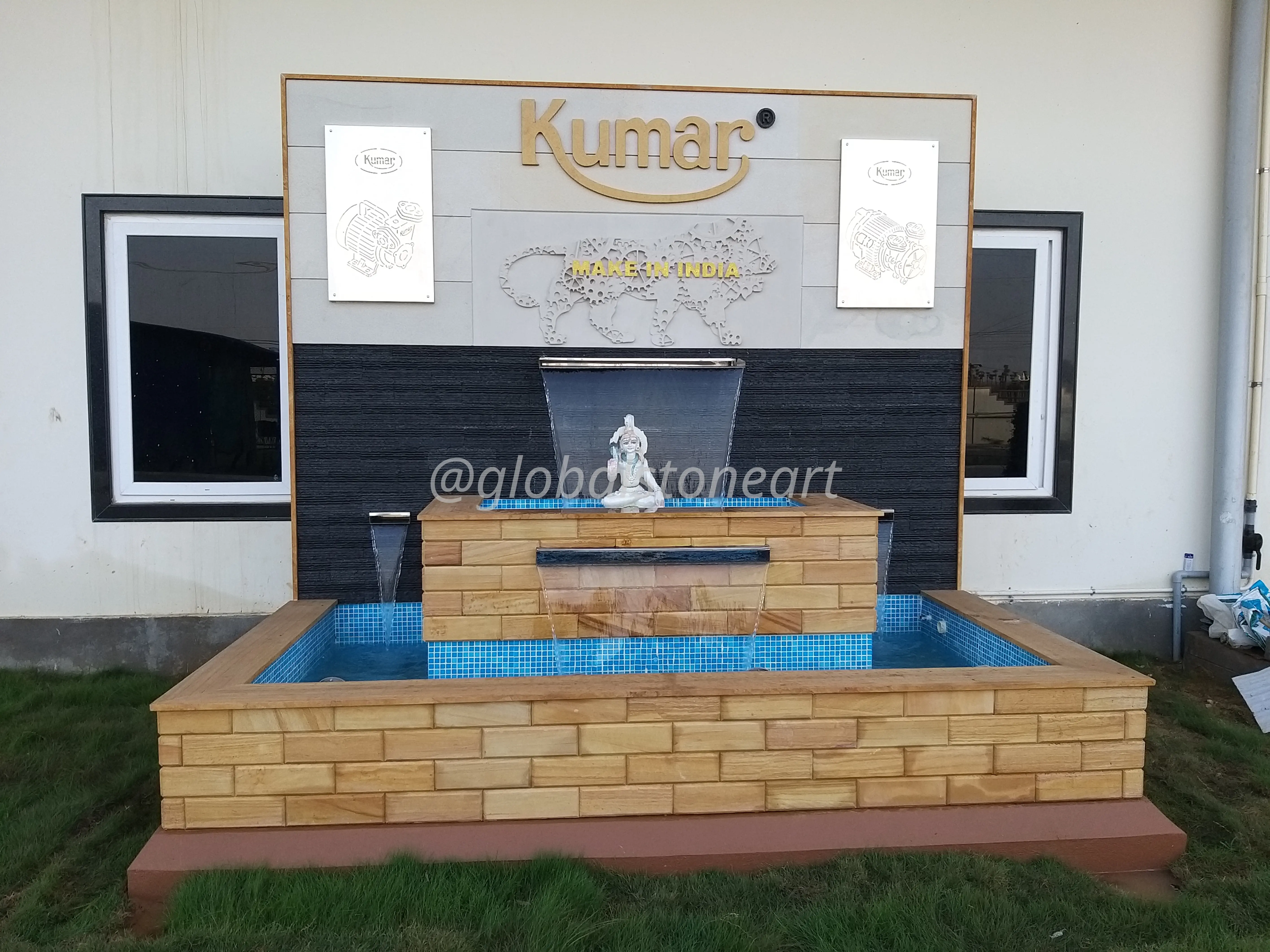 Teak Sandstone Pool Waterfall with Wide Glass Curtain for Garden