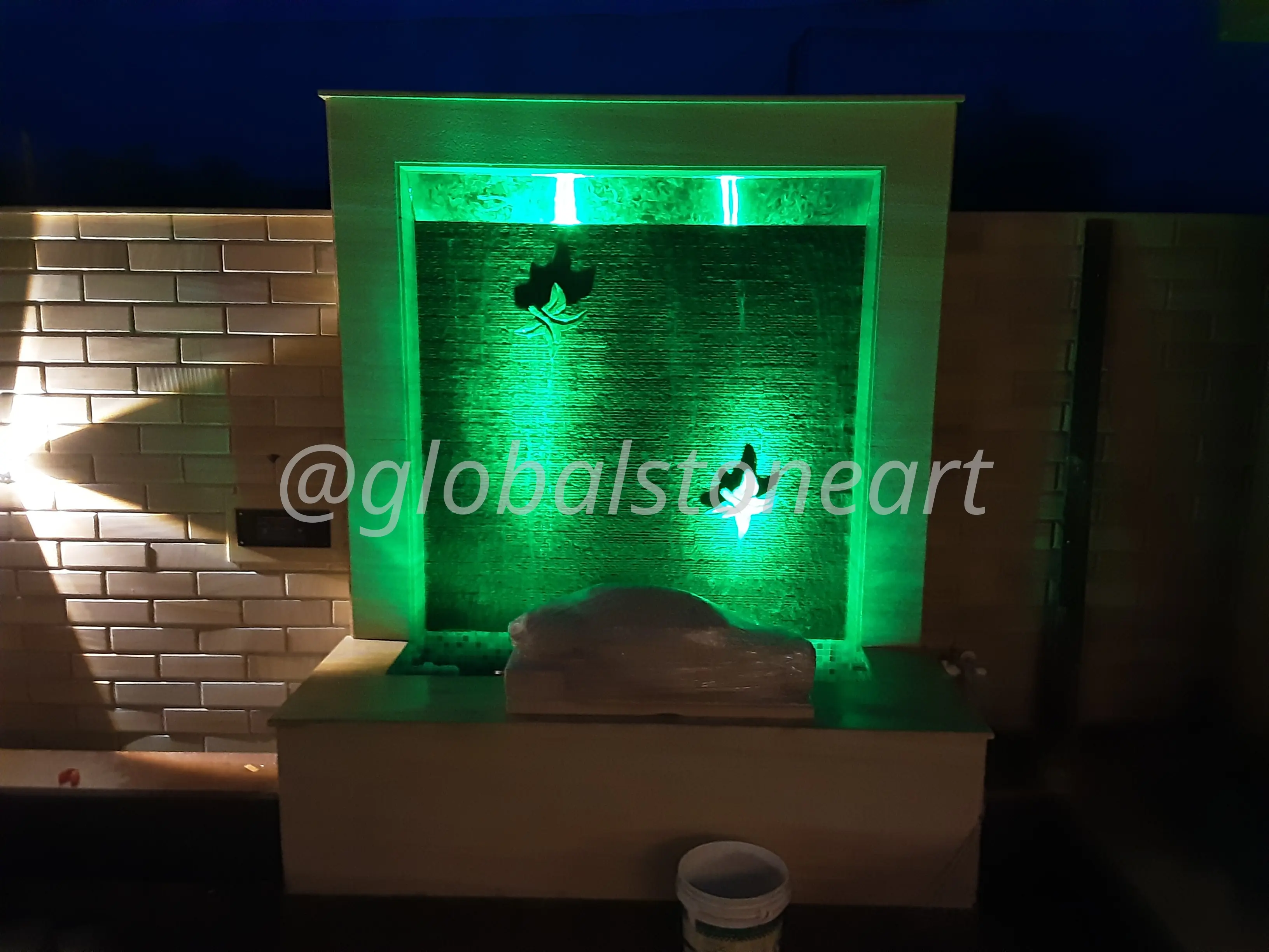 LED Wall Waterfall with Leaf Motifs in Sandstone for Terrace
