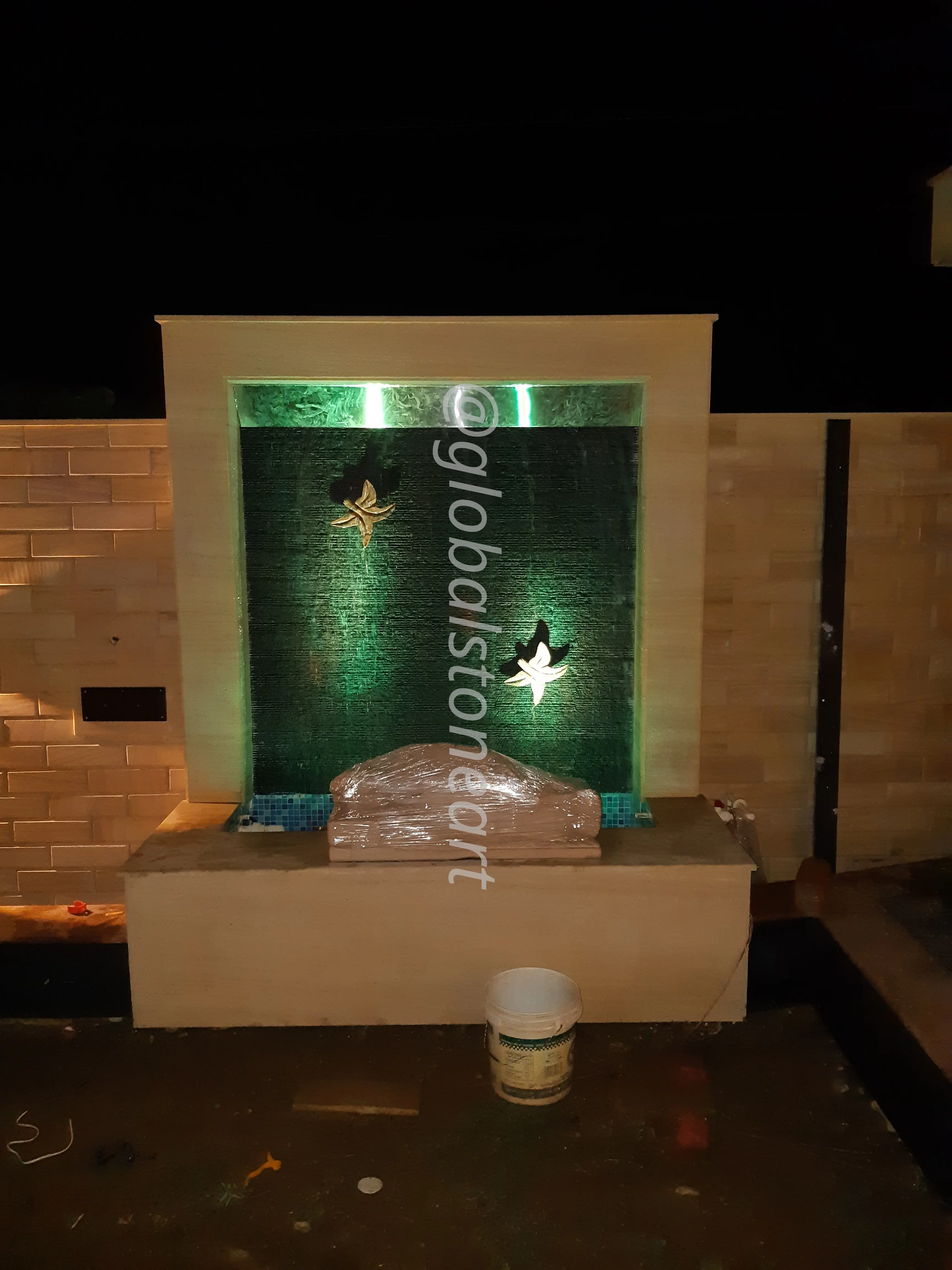 Green LED Leaf-Motif Wall Waterfall in Sandstone for Sit-Out